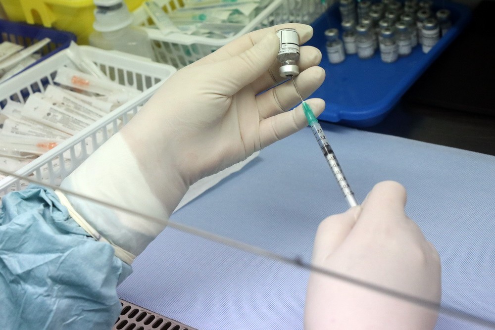 Covid elleni vakcinát fejlesztő kutatóorvosnak adta ki magát egy nő, aki ezzel közel 4 millió forintot csalt ki