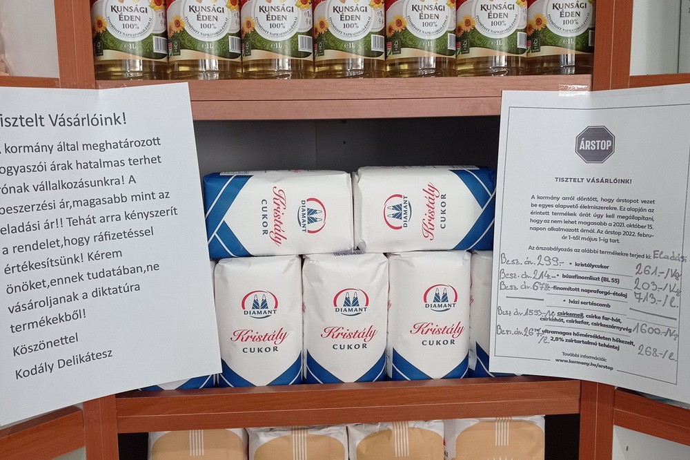 Egy kisbolt arra kéri a vásárlóit Pécsen, hogy ne vegyék meg a hatósági áras termékeiket