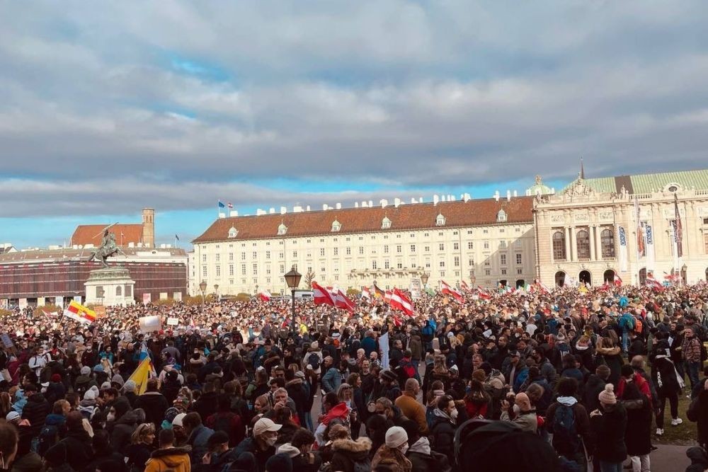 Több tízezren tüntettek Bécsben az új osztrák járványintézkedések ellen