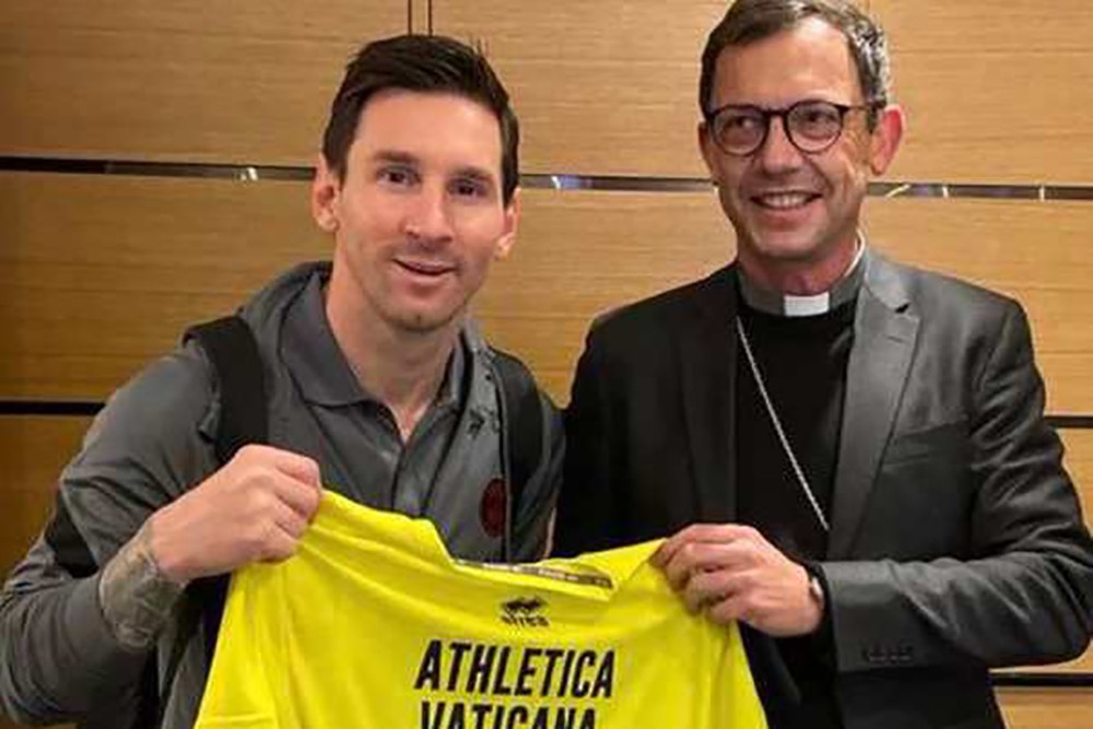 Ferenc pápa által aláírt vatikáni mezt kapott Messi