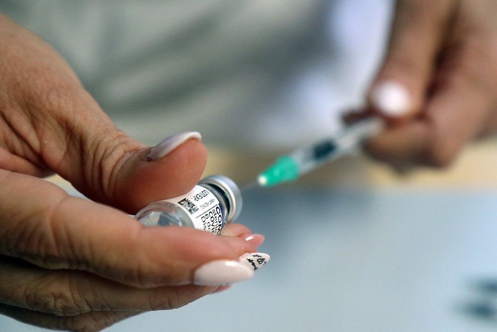 Magyarországon egy 102 éves férfi is megkapta a koronavírus elleni negyedik védőoltást